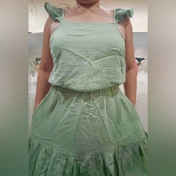 Elegant Green Sleeveless Top and Skirt - Picture 2 of 3